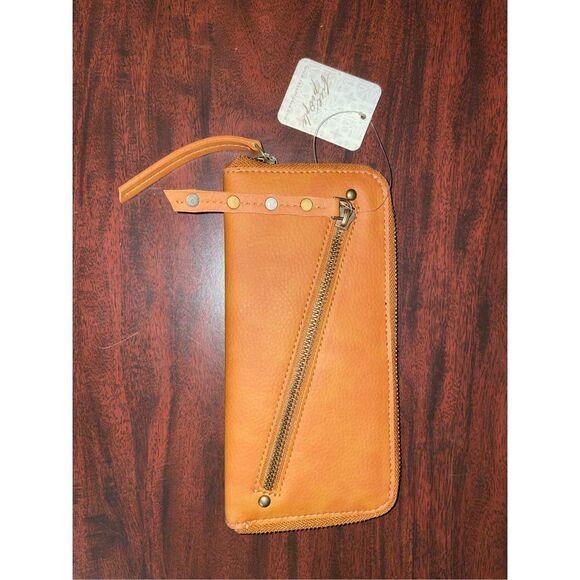 NWT Free People Zipper Wallet with Wrist Strap- Vegan Leather- Distressed Vegan - Picture 1 of 8